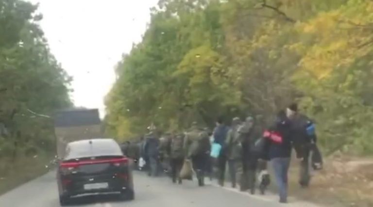 Гарантумо, що ви такого ще не бачили! Нізащо не повірите хто ці люди і куди вони йдуть?! Це “мобіки” пішки йдуть в Україну воювати, бо автобус зламався. Відео